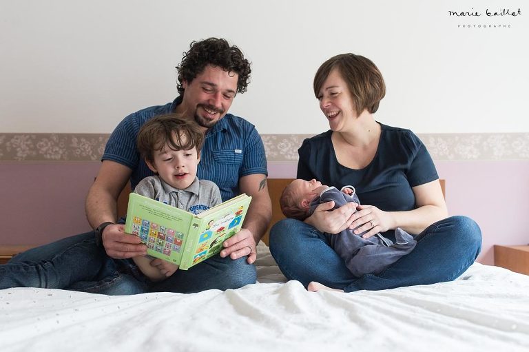 séance bébé à domicile dans le Morbihan par Marie Baillet photographe 56