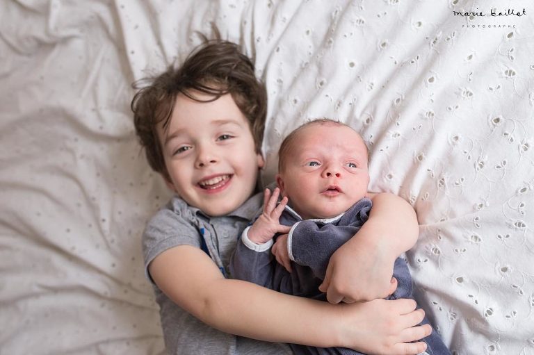 séance bébé à domicile dans le Morbihan par Marie Baillet photographe 56