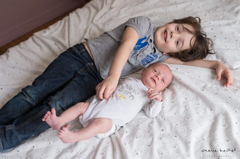 séance bébé à domicile dans le Morbihan par Marie Baillet photographe 56