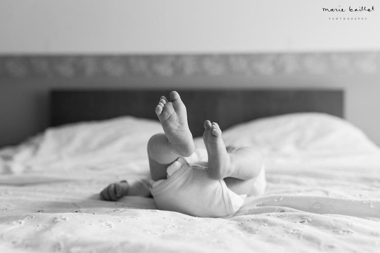 séance bébé à domicile dans le Morbihan par Marie Baillet photographe 56