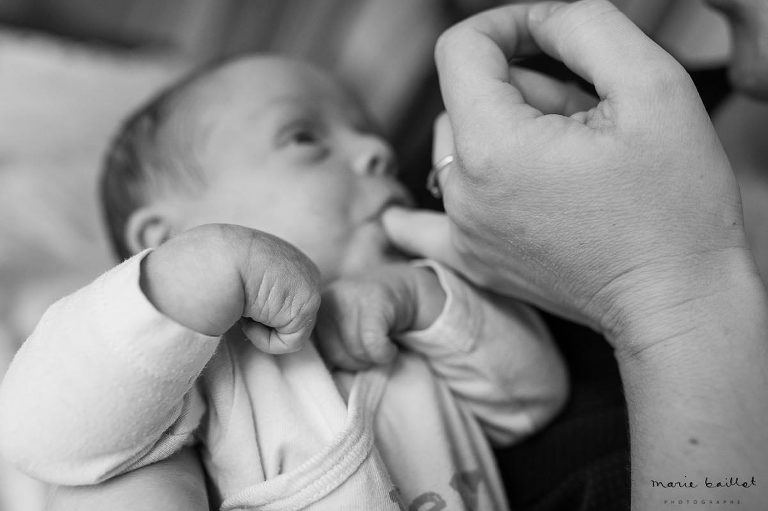 séance photo bébé à domicile/ portrait nouveau-né par Marie baillet, photographe Morbihan